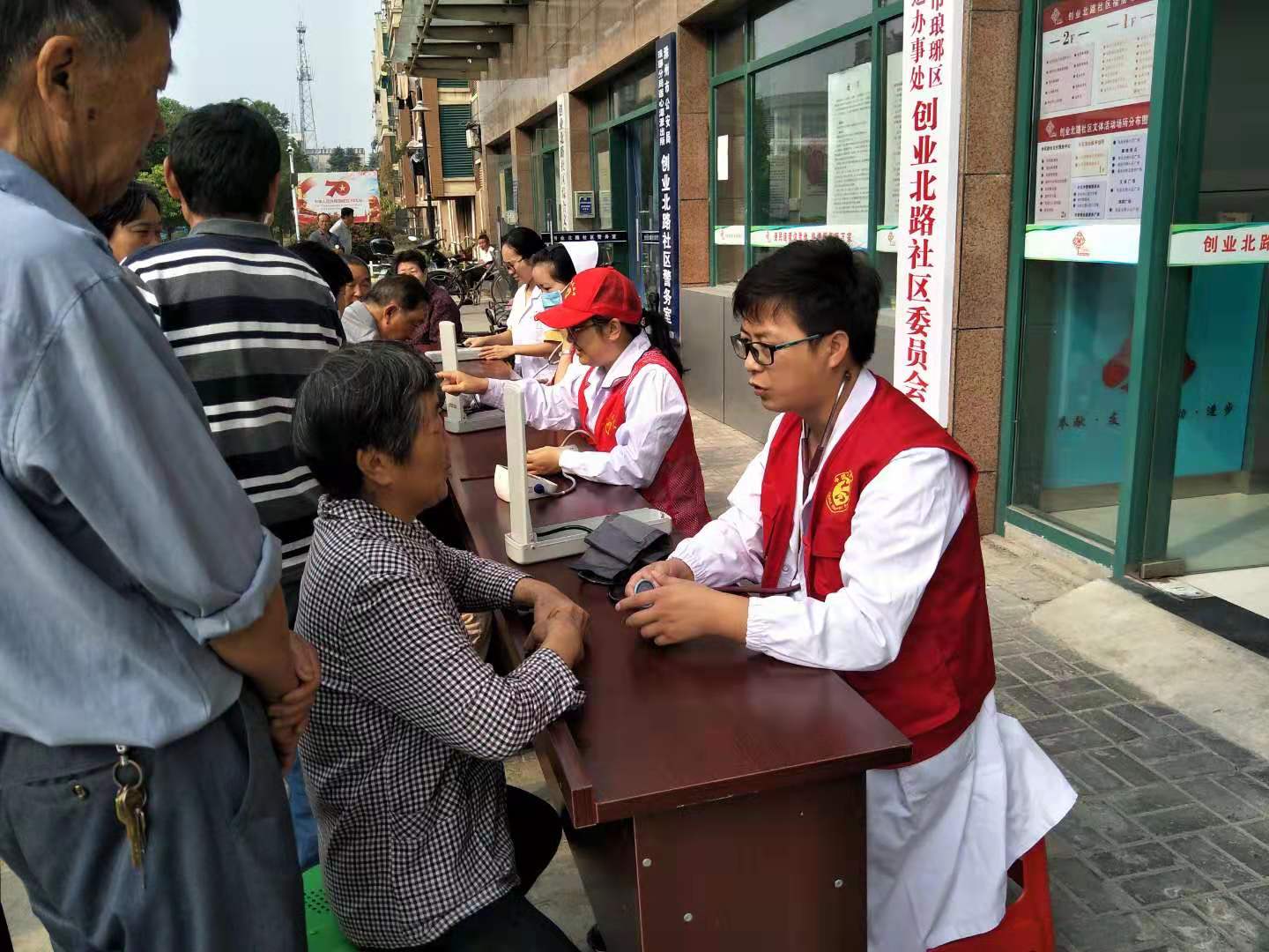 20190927我院組織志愿者赴創(chuàng)業(yè)北苑社區(qū)開(kāi)展“我們的節(jié)日 重陽(yáng)節(jié)”義診活動(dòng)4.jpg